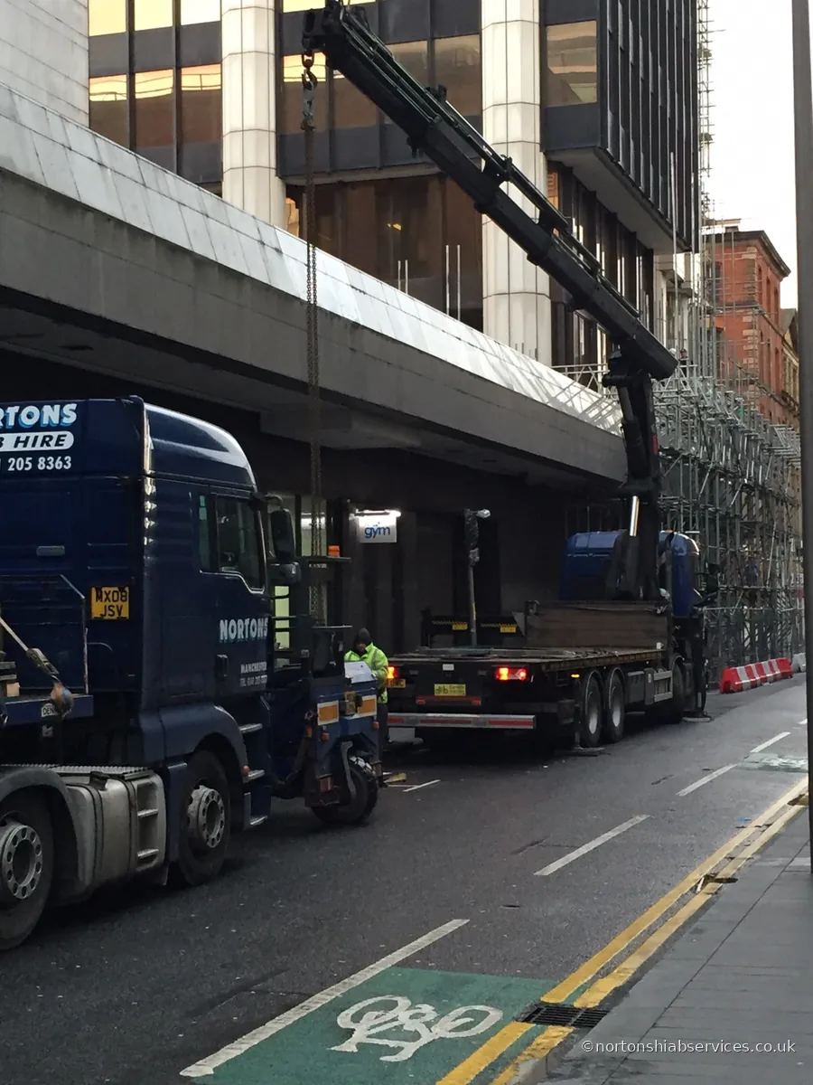 Nortons hiab parked alongside a city-centre building for a rooftop lift